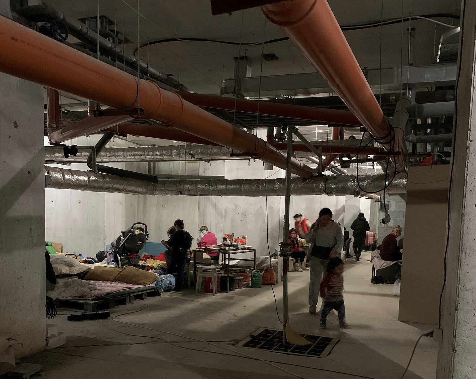 – "Bomboshowyschtsche": Luftschutzbunker in Kyjiv Ende Februar - der Keller eines Plattenbaus.