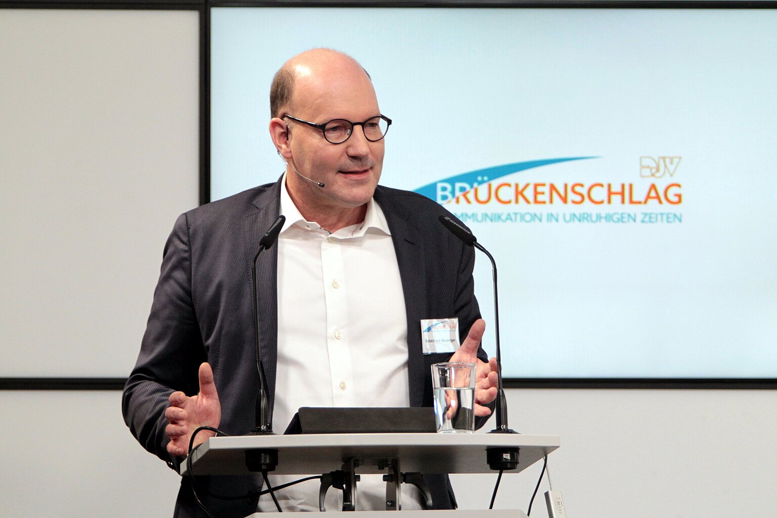 – Seitenwechsler: Robert von Heusinger war früher Journalist, jetzt ist er Kommunikationschef. "Im Journalismus gibt es ja viele Eigenbrötler." (Foto: Florian Büh)