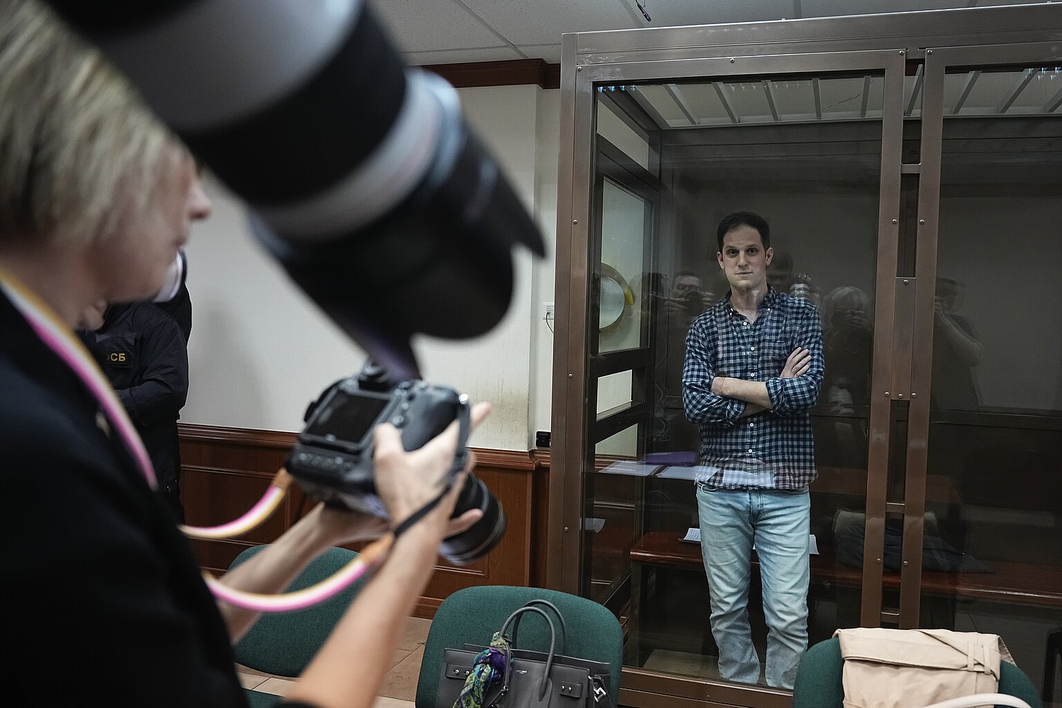 – Ende März war Evan Gershkovich, Reporter des US-amerikanischen Wall Street Journals, vom russischen Geheimdienst FSB wegen Vorwurf der Spionage in Jekaterinburg festgenommen worden. (Foto: picture alliance / ASSOCIATED PRESS | Alexander Zemlianichenko)