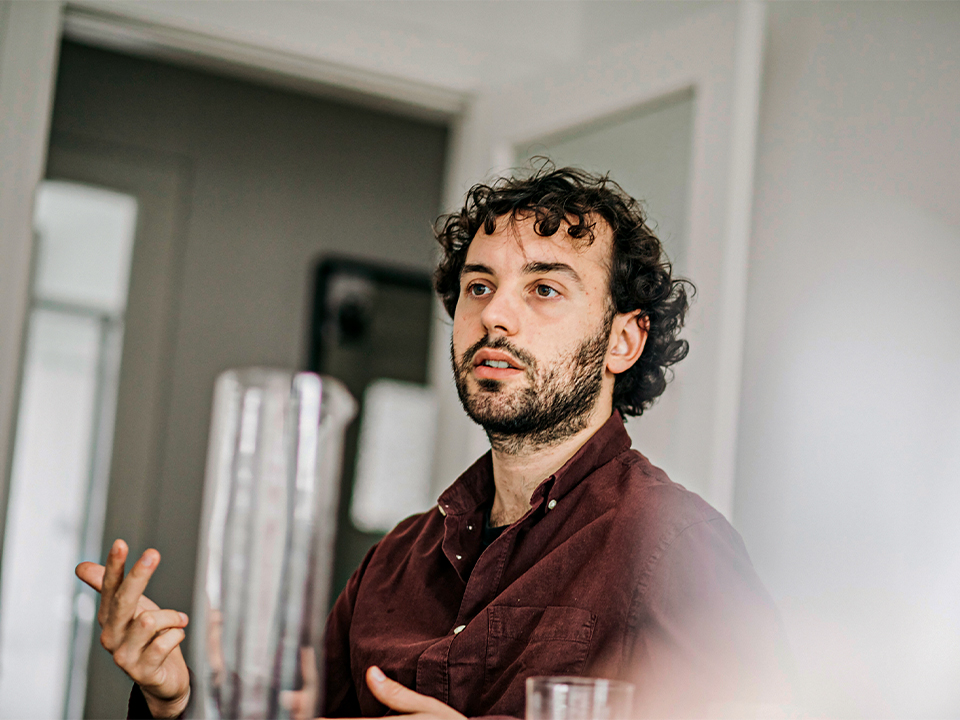 – Sein Berufswunsch seit der Grundschule: Schriftsteller werden. Jetzt ist Manuel Stark Journalist. (Foto: Rafael Heygster)