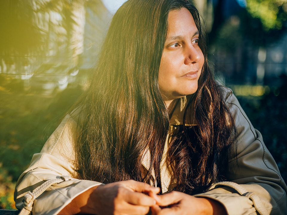 – "Das, was du nicht siehst, deine blinden Flecken, kannst du auch nicht verändern", sagt Mithu Sanyal. Was hilft? Ein Blick von außen. (Foto: Dominik Asbach)
