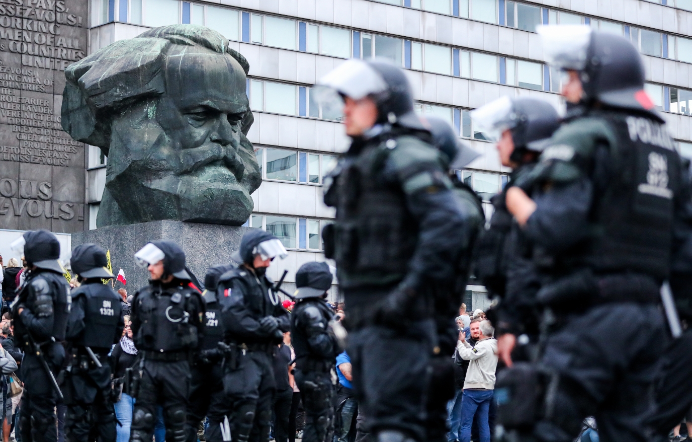  – Und dann ging es nur noch um den Begriff Hetzjagd. „Der fatale Effekt der Debatte war, dass sich fortan alles um Worte drehte, nicht mehr um Rassismus und rechte Gewalttaten“, schreibt journalist-Autor Michael Kraske (PA/DPA/Jan Woitas)