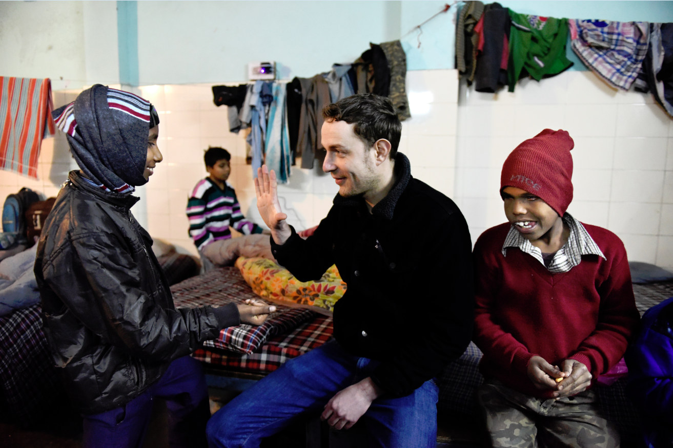  – Szene bei der Recherche: Alexander Krex (M.) war eine Woche in Indien unterwegs. Alles schien da zu sein – aber am Ende passte die Geschichte nicht zusammen. (Foto: LAIF/Helene Schaetzle)