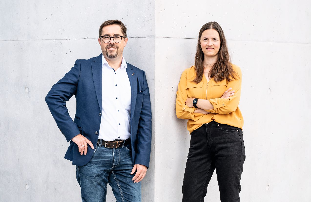  – Zwei Protagonist*innen im Gespräch, die unterschiedlicher kaum sein könnten: Gas-Lobbyist Charlie Grüneberg (l.) und Klima-Journalistin Leonie Sontheimer. (Foto: Holger Talinski)