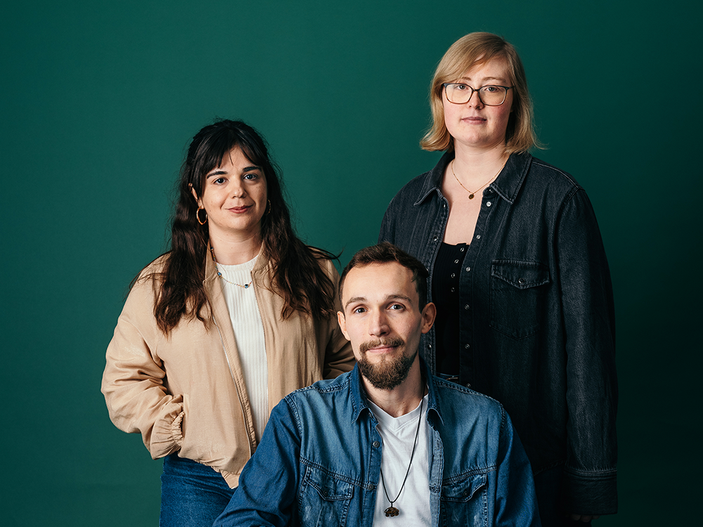 – "Wir haben die Rundschau geliebt": Yağmur Ekim Çay, Maximilian Arnhold und Jana Ballweber. (Foto:Felix Schmitt)