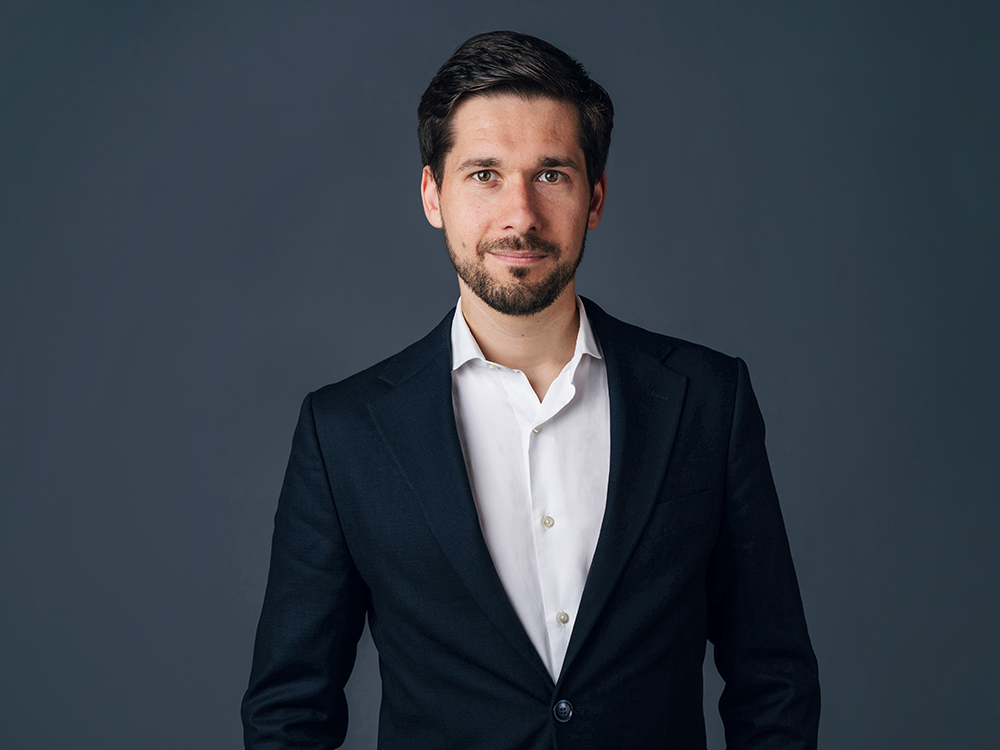 – Vassili Golod berichtet seit drei Jahren aus der Ukraine: „Bis zum Jahr 2022 konnte ich mir nur über Geschichtsbücher, Filme und durch Zeitzeugenberichte erschließen, was Krieg bedeutet. Heute bin ich selbst ein Chronist des Krieges.“ Foto: Annika Fußwinkel/WDR