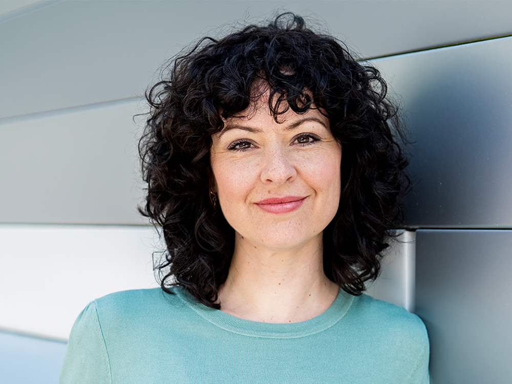 Sara Maria Manzo leitet das Innovationslabor von ARD-aktuell und fragt sich: Wie kommt die tagesschau an junge Leute ran? (Foto: NDR/Janis Röhlig) – Sara Maria Manzo leitet das Innovationslabor von ARD-aktuell und fragt sich: Wie kommt die tagesschau an junge Leute ran? (Foto: NDR/Janis Röhlig)