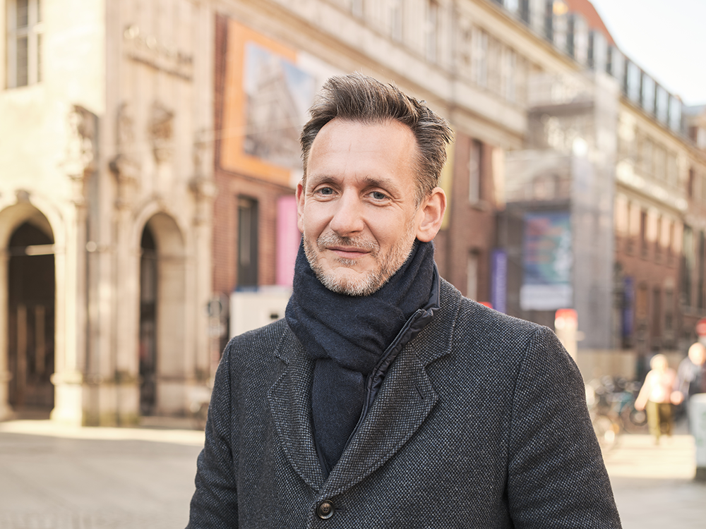 – Sinkende Auflagen, Social Media, KI: Wie kann Benjamin Piel den Weser-Kurier erfolgreich in Richtung Zukunft navigieren?Foto: Caspar Sessler für journalist